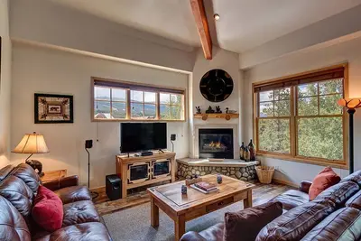 Image de Près du centre-ville de Breckenridge, plafonds voûtés, promenade à la montagne, bains à remous!