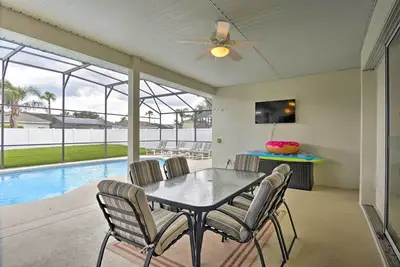 Image de Davenport Home chic avec piscine, bain à remous et salle de jeux!
