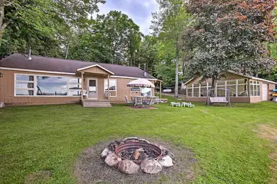 Image de Bord de l'eau Rose Lake Cabin w / Fire Pit, Dock, Bateaux
