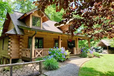 Image de Cabane en rondins de luxe avec salle de bains spa, bain à remous, foyer, Wifi