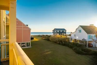 Image de Sunset Blvd: 3 chambres / 2 salles de bain Ocean View Caswell Beach Condo avec piscine communautaire saisonnière