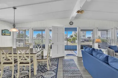 Image de Sandy Toes: 4 Br / 2 Ba maison Ă Oak Island, pour 9 personnes