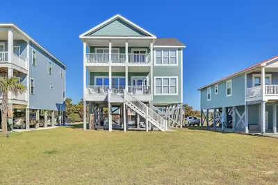 Image de Ne vous inquiétez pas Beach heureux: 5 Br / 3. 5 Ba maison à Oak Island, pour 12 personnes