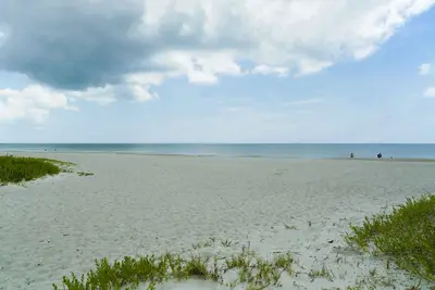 Image de Cour clôturée acceptant les animaux domestiques, à 4 minutes à pied de la plage, rénovation complète en 2018