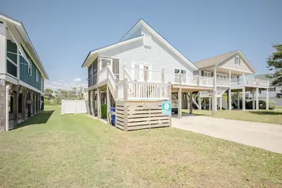 Image de Changements dans L'Attitude: 3 Br / 2 Ba maison Ă Oak Island, pour 9 personnes