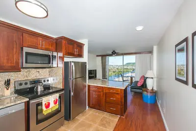 Image de Nouvellement rénové Condo avec la montagne et de l'eau Vues au coeur de Waikiki