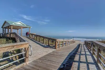 Image de Beachy Bliss - Il est encore temps de prendre du soleil! Promenade 2 Boardwalk & Steps 2 Beach!