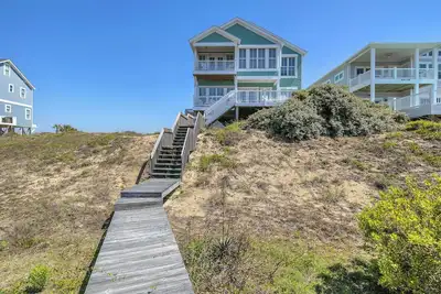 Image de Emerald Breeze: 4 lits / 4. 5 salles de bain maison avec vue sur l'océan et les voies navigables, ascenseur