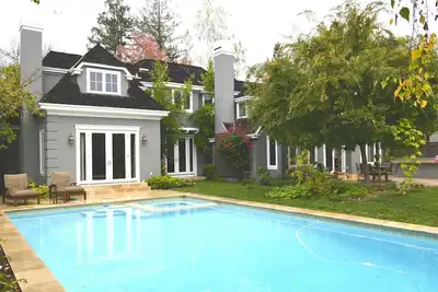 Image de Home Away From Home In The Heart Of Menlo Park