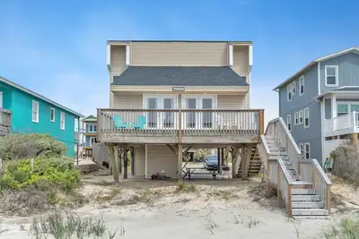 Image de Vintage Beach Home avec une vue impressionnante à proximité d'un accès public aux bateaux et de la marina de Bluewater Point