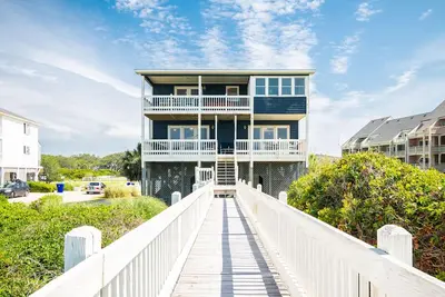 Image de Sweet Retreat: 5 Bed / 3 Bath Oceanfront Accueil avec passerelle privée à la plage