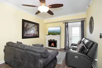Image de 2 Br Luxury Riverfront Condo dans un emplacement parfait