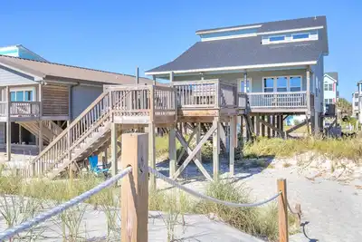 Image de Front Row: 4 Br / 2 Ba maison Ă Oak Island, pour 9 personnes