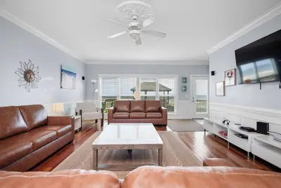 Image de Surf Watch: 6 Br / 3. 5 Ba maison Ă Oak Island, pour 13 personnes