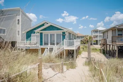 Image de Selah: 3 Bed / 2 Bath Oceanfront Accueil avec Sun Room sur Oak Island