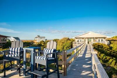 Image de Henk's Hideaway: 4 Bed / 2 salles de bain Plan d'étage Split Oceanfront avec vue sur le phare