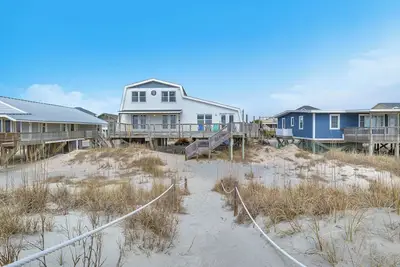 Image de Intervention divine: 4 Br / 2 Ba maison à Oak Island, pour 9 personnes
