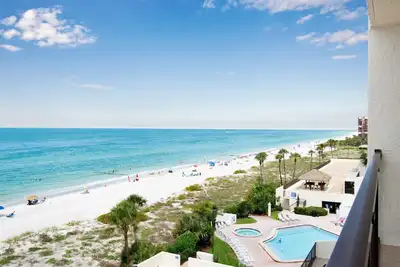 Image de Front de mer avec vue à 180 degrés sur le golfe! 30 pi Balcon, condo au 6ème étage