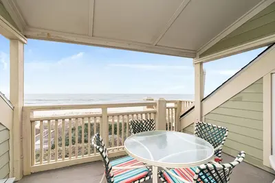 Image de Insouciant: 2 chambres / 1 salle de bain condo en bord de mer avec balcon privé et piscine communautaire saisonnière