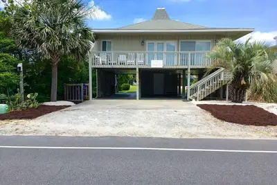Image de \"The Beach Bucket\" Belle maison sur la plage située à Oak Island, Caroline du Nord