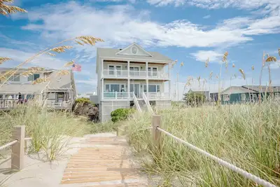 Image de Genève, aussi: 5 Br / 4 Ba maison à Oak Island, pour 10 personnes