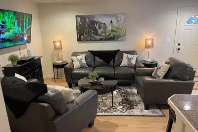 Image de Nouvelle Liste ♥ Duplex de 2 chambres à distance de marche de la gare de train léger sur rail