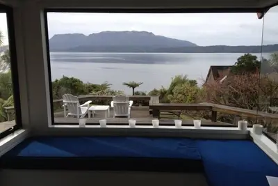 Image de Bord du lac avec propre jetée. Quatre chambres avec un mobilier moderne