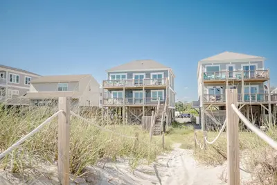 Image de Salt & Light: 3 chambres / 2 salles de bain Oceanfront Home Dog-friendly sur Oak Island