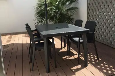 Image de A quelques pas de la plage principale, un peu plus de 5 minutes Ă pied.