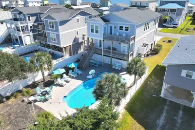 Image de Vie animée par un marsouin: 4 Br / 3. 5 maison Ba à Oak Island, pour 8 personnes