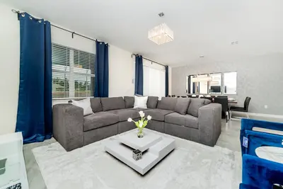 Image de «Nouvelle Maison Moderne» - 8 Bd / 5ba Champions Gate / Golf Resort / Disney / Piscine PRIVÉE + Spa