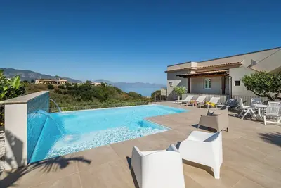 Villa DellAcqua: Infinity Pool with Sea View