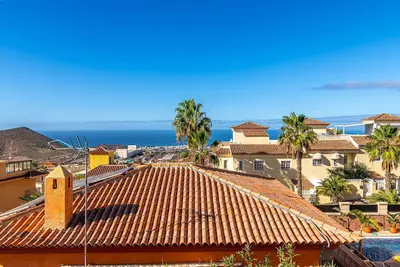 Image de Villa de luxe del Duque à Los Cristianos, emplacement de rêve, piscine privée, vue sur la mer, golf