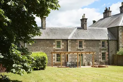 Image de Courtyard House est une aile restaurée d'une grande ferme victorienne et dort six dans une région rurale