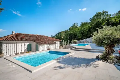 Image de Belle maison de vacances avec piscine privée, Wifi, climatisation, Tv et terrasse
