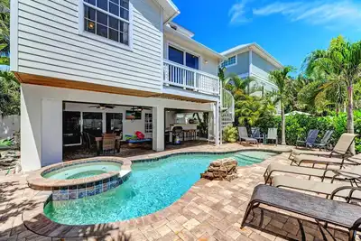 Image de Vente de printemps! Prix réduit jusqu'au 31 mai! Villa Marianne: Immense maison familiale avec piscine privée à quelques pas de la plage!