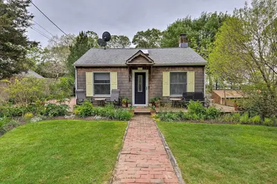 Image de Nouveau! Cozy East Hampton Cottage 5Min Ă pied de la plage!