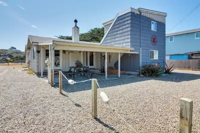 Image de Bandon Home w / Ocean View & Yard - Marchez jusqu'à la plage!