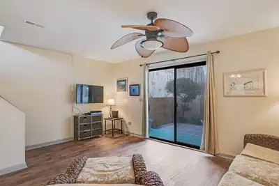 Image de Condo confortable avec patio privé, près de la plage et des restaurants!