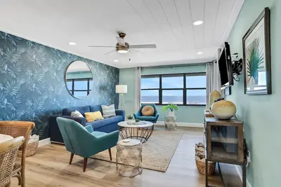 Image de Condo lumineux en bord de mer avec piscine partagée, vues et aménagement paysager luxuriant!