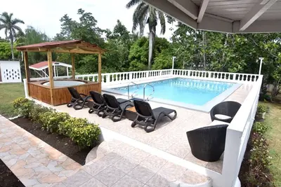 Image de Chambres confortables avec piscine, wifi gratuit, spa, barbecue, sécurité 24h \/ 24