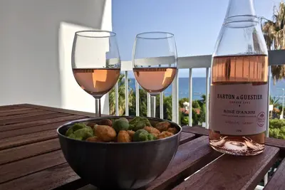 Image de Appartement supérieur de 3 chambres en bord de mer avec de superbes vues, wifi gratuit