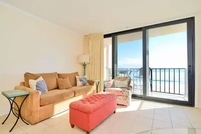 Image de Oceanfront Direct dans le Coeur de North Myrtle! Wi-Fi * Balcon * Piscine!