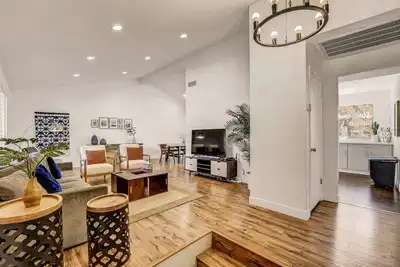 Image de Maison contemporaine récemment rénovée - 7 minutes pour se déshabiller