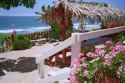 Image de Dolphinview est une maison en bord de mer de 3 chambres, 2 salles de bain avec marches privées
