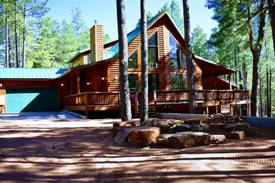 Image de Belle cabine Forest Lakes avec une immense terrasse, belle grande salle-une grande valeur