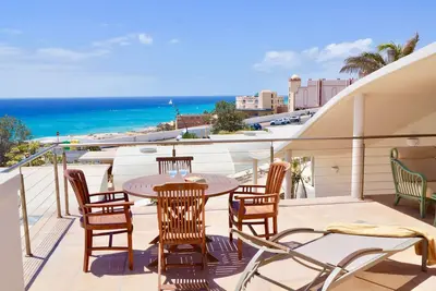 Image de Villa avec piscine privée et Wi-Fi gratuit, près de la mer, cour abritée