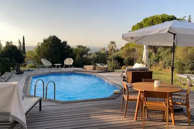 Image de Charmante Villa californienne avec piscine et parking privés et wifi gratuit