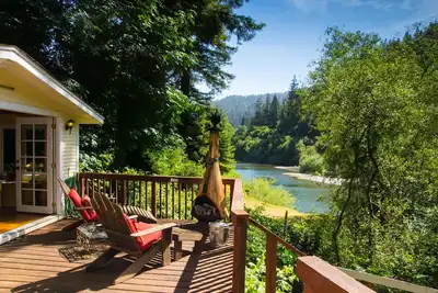 Image de Riverfront Cottage dans la région viticole de Sonoma | Accès à la plage et à la rivière | Dog Friendly