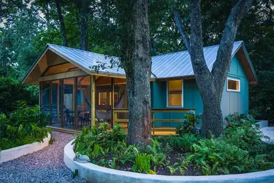 Image de Spécial hebdomadaire! Adorable Bungalow au coeur de Charleston!